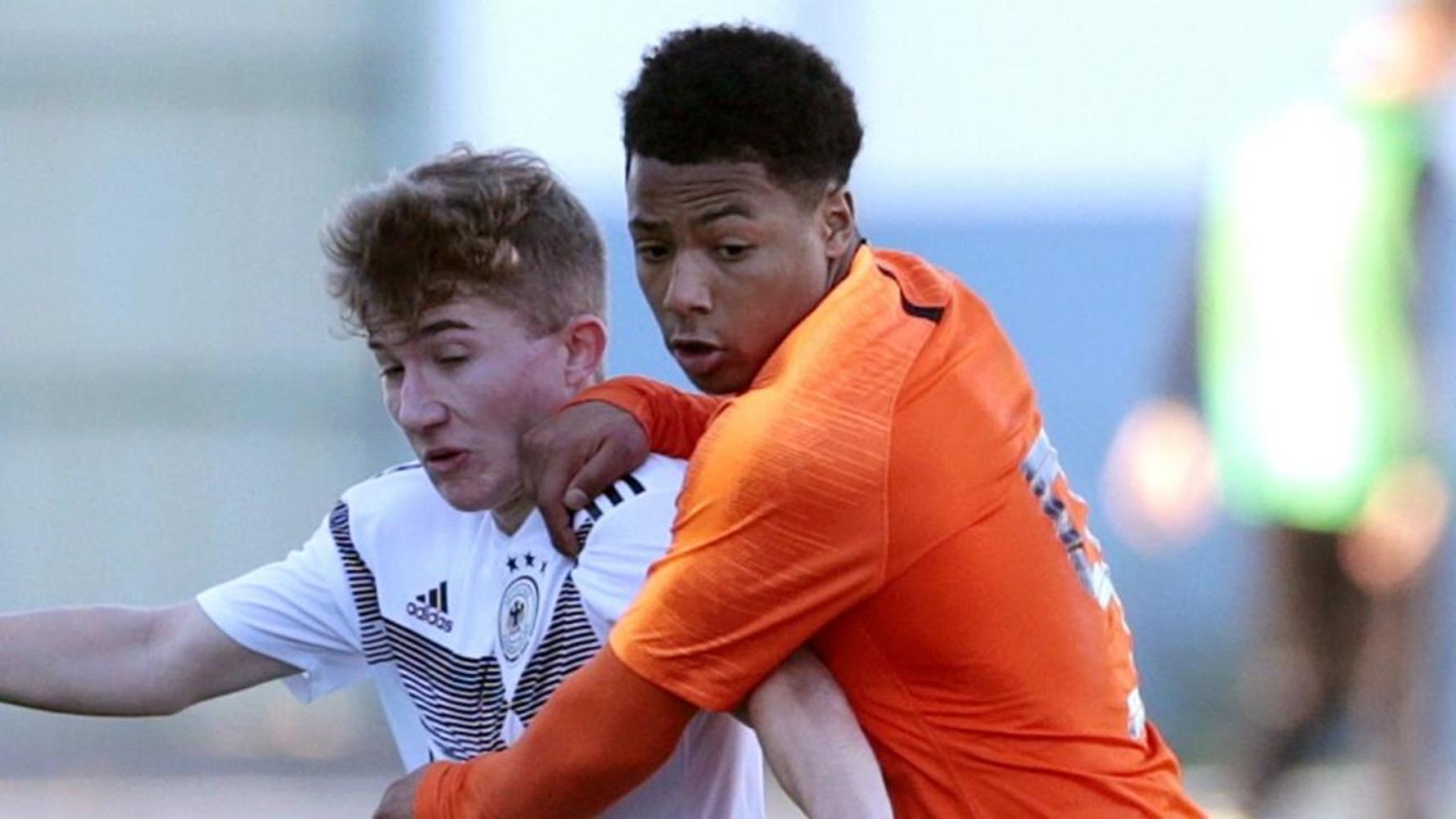 Manchester United signs Ajax wonderkid Dillon Hoogewerf