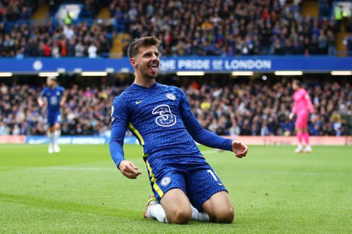 Mason Mount scored his first Chelsea hat-trick as the Premier League leaders hammer 10-man Norwich 7-0