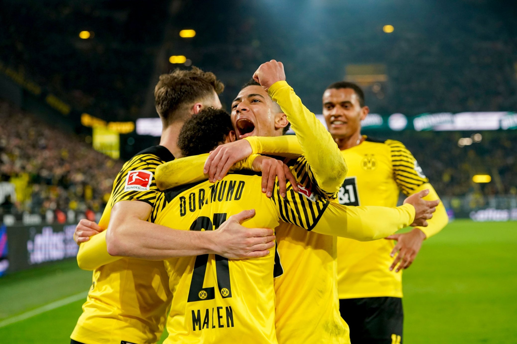 Marco Reus scores late to seal 2-1 win for Borussia Dortmund