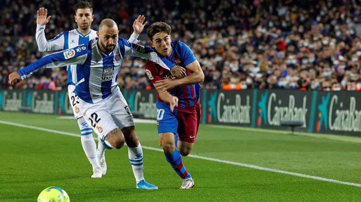 Barça win tough Derby in Xavi debut