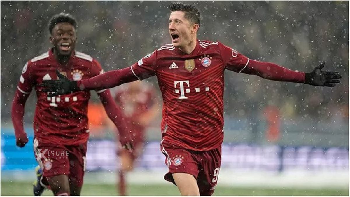 Lewandowski secures first place for Bayern