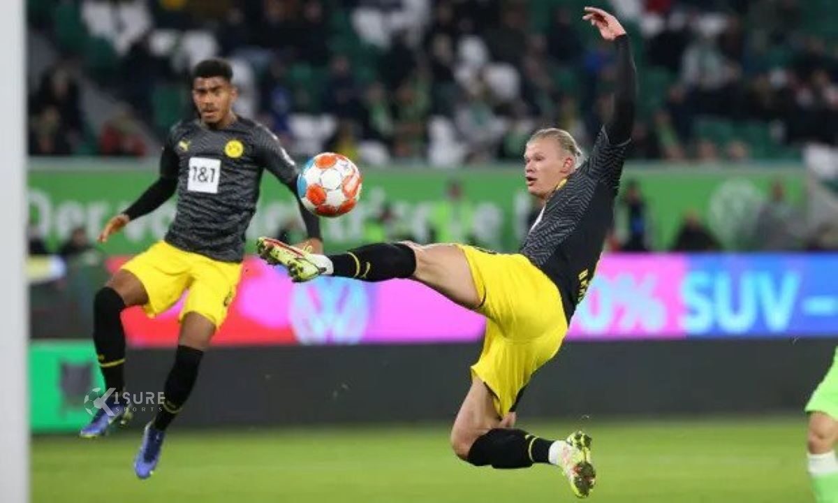 Borussia Dortmund beat Wolfsburg 3-1