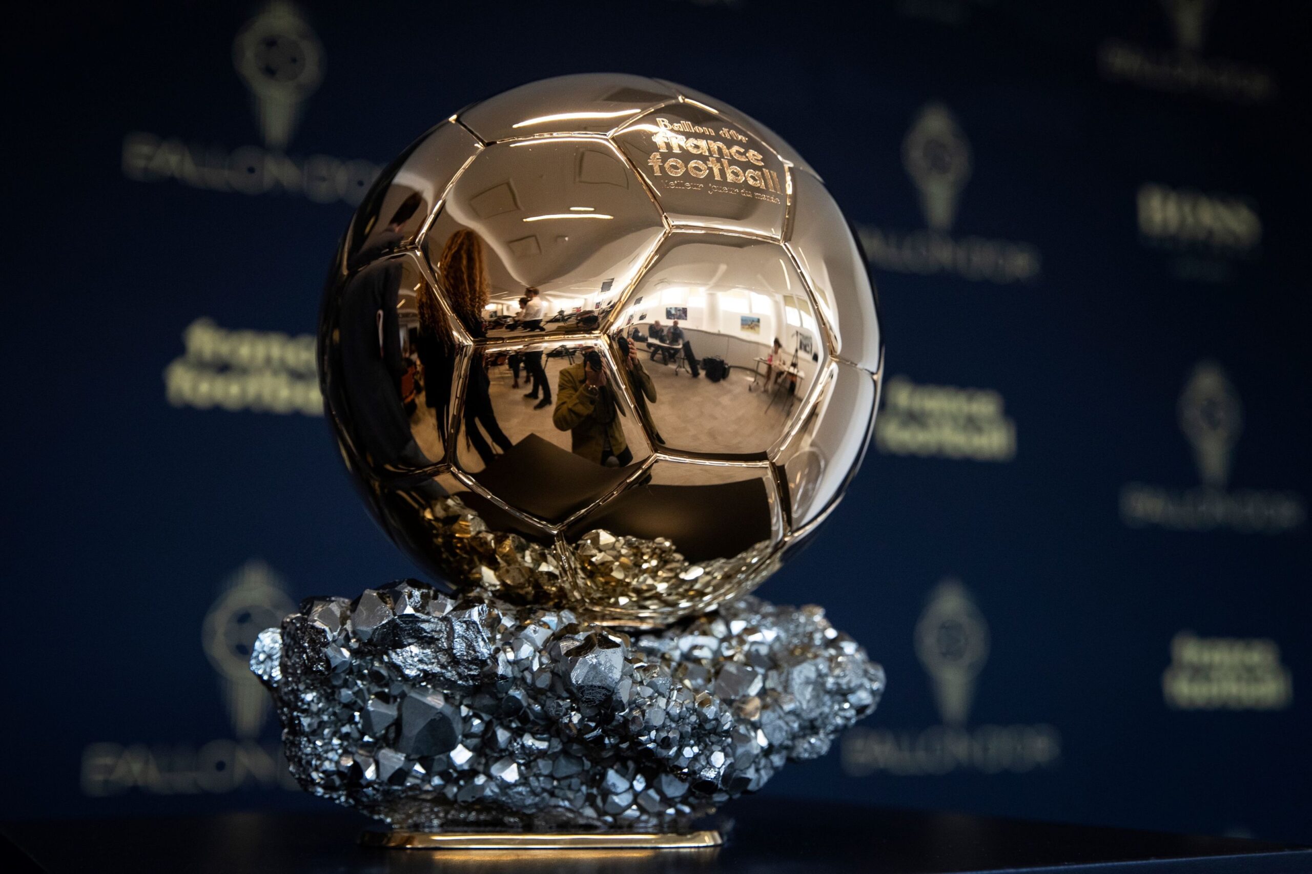 Ballon d'or 2021 live - lionel messi in battle with robert lewandowski