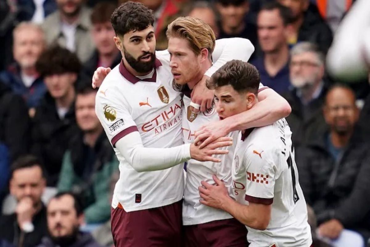 City Maintain Pressure on Title Rivals as De Bruyne Scores 100th Goal in 4-2 Win at Crystal Palace