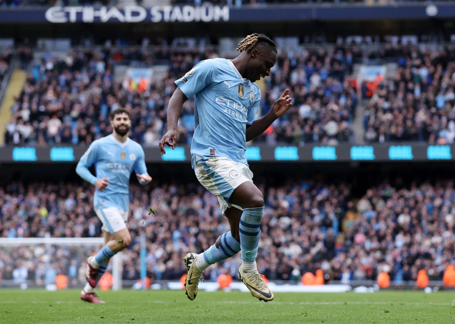 Manchester City Maintain Pressure with 5-1 Win Over Luton Town