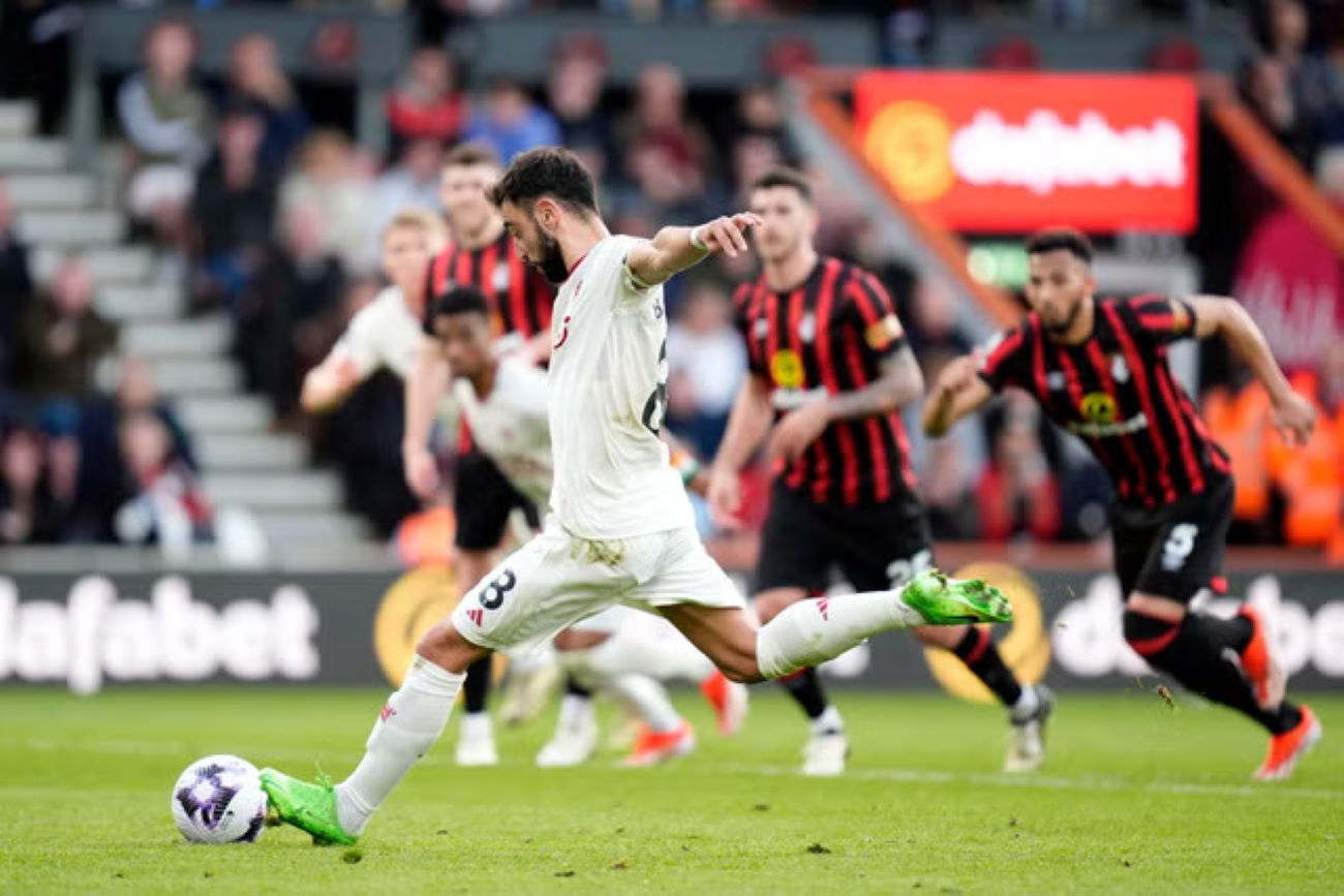 Manchester United narrowly secured a 2-2 draw at Vitality Stadium