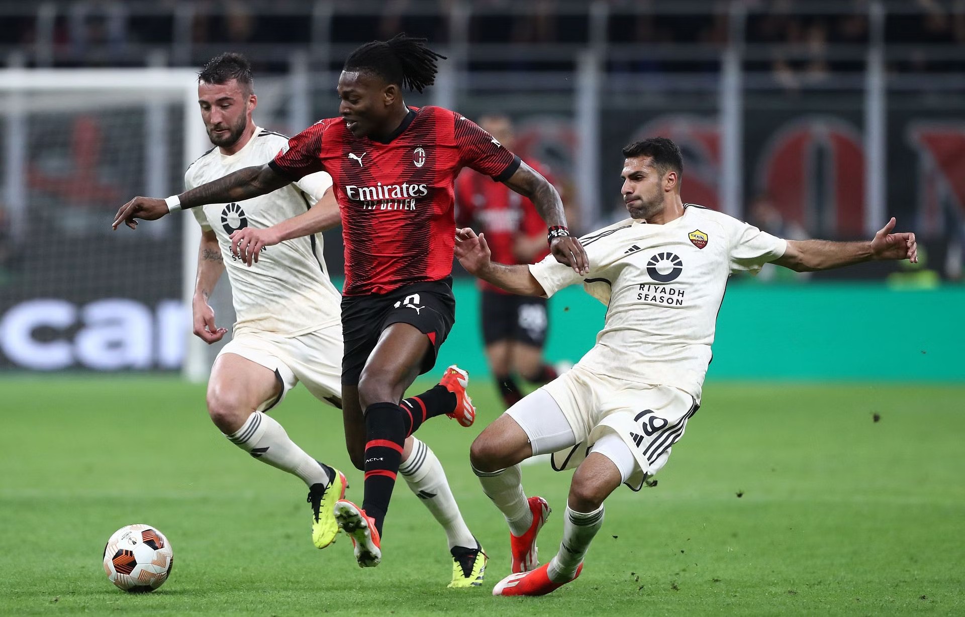 Roma beat AC Milan with ten men to advance to the semis