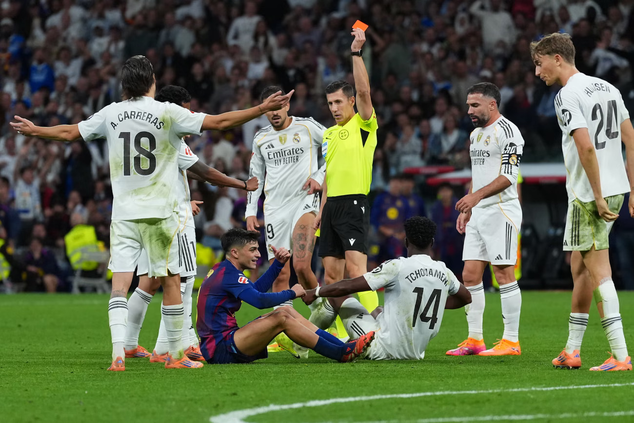 Real Madrid Edge Barcelona 2–1 in Fiery El Clasico to Extend LaLiga Lead