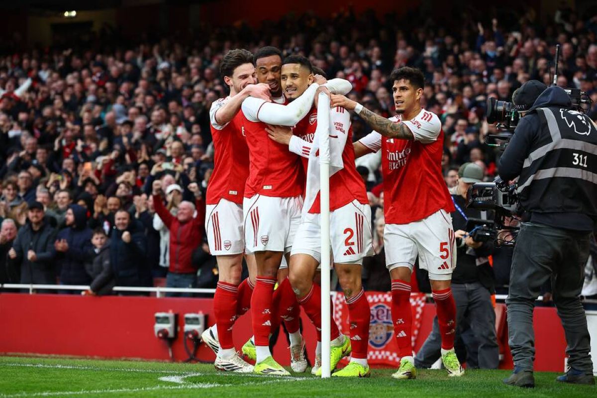 Arsenal Edge 10-Man Chelsea in Title Race Boost