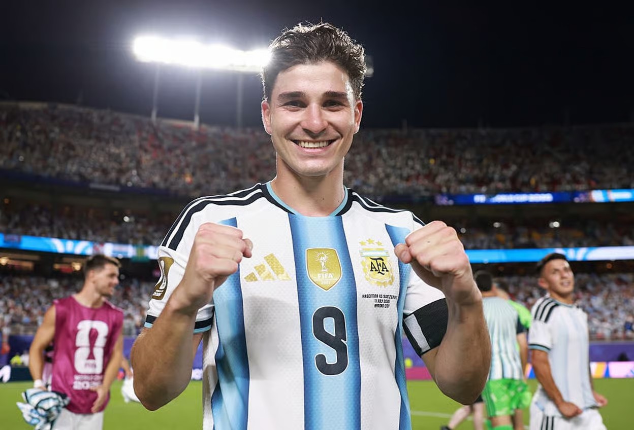 Alvarez Stunner Sends Argentina Into England Semi-Final