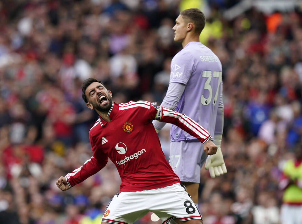 Fernandes Hat-Trick Powers Manchester United Past Ipswich at Old Trafford