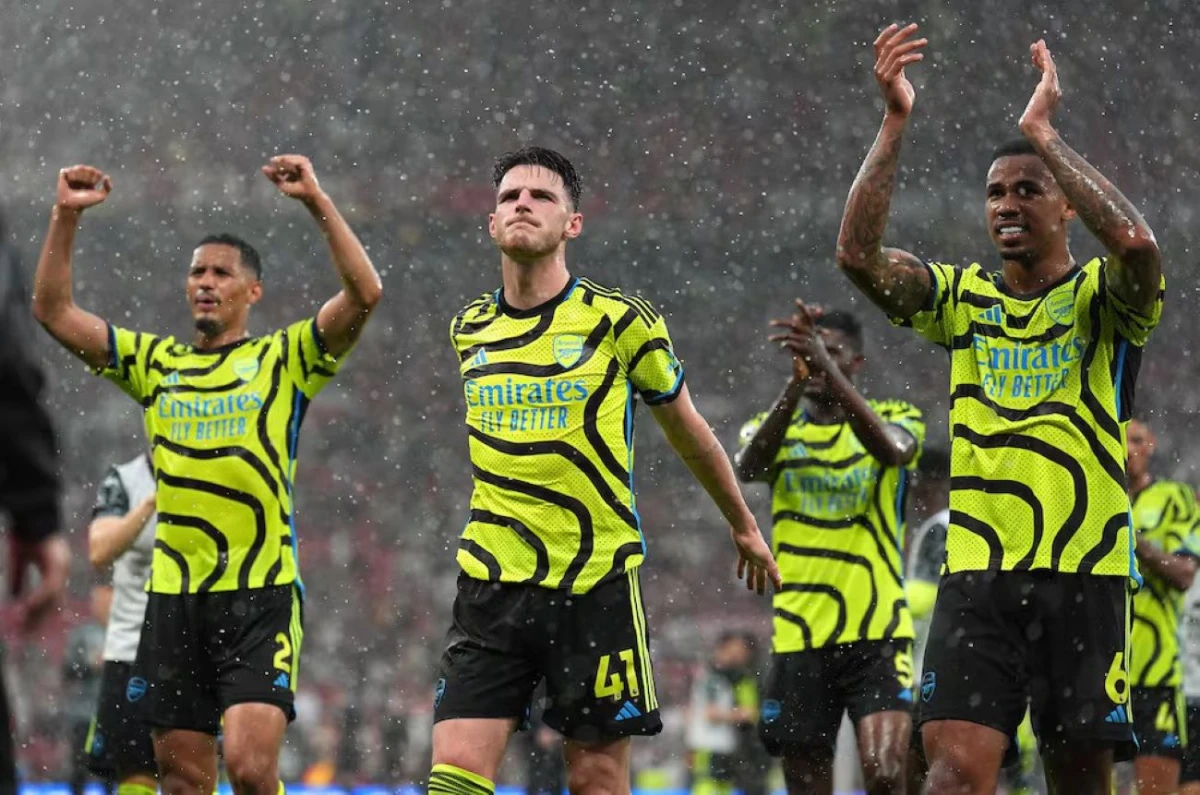 Arsenal defeat Man United intensifying Premier League title race.