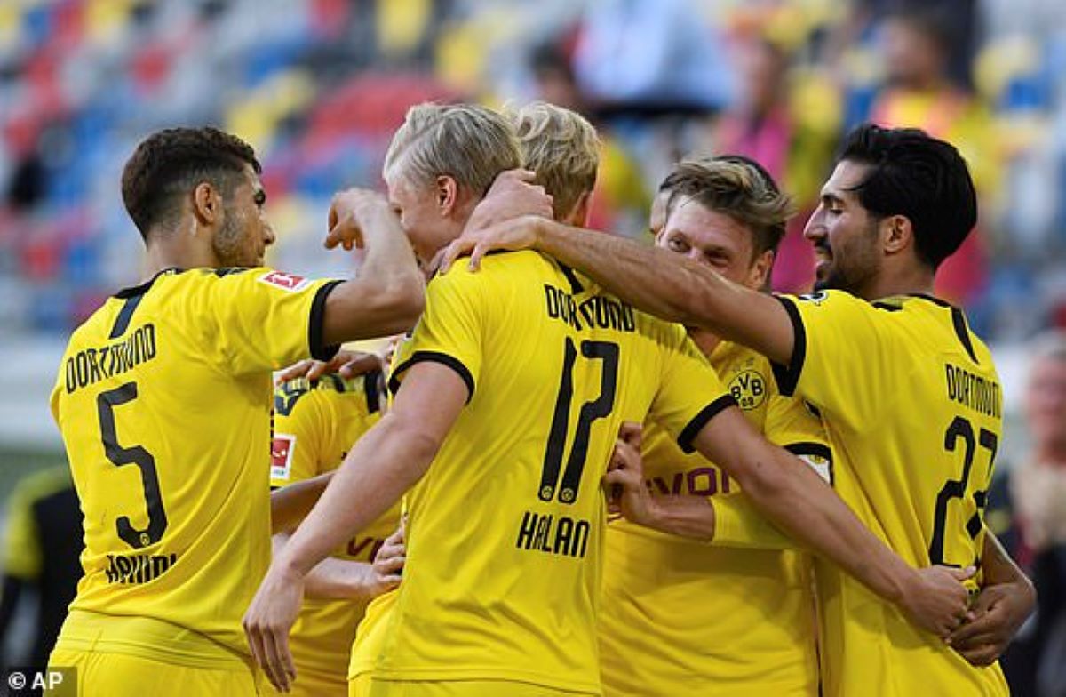 Erling Haaland scored a dramatic late win goal for Borussia Dortmund to keep their title hopes alive | Bundesliga